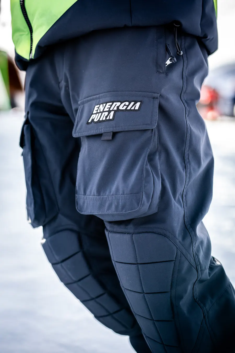 Detail einer dunkelblauen Energiapura-Trainingshose mit Logo auf der Beintasche